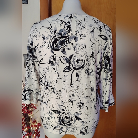 🖤🌸 Karl Lagerfeld Paris Black & White Floral Top – Size 1X - NWOT 🌸🖤 - Picture 4 of 7